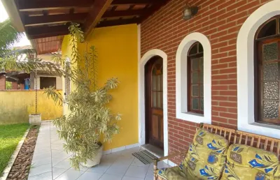 Casa em condomínio fechado com 03 dormitórios, em caraguatatuba