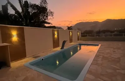 Sobrado em condomínio com piscina, com 02  dormitórios, em caraguatatuba