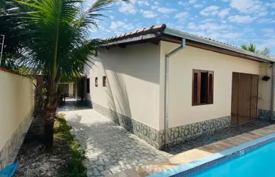 Casa reformada com 03 dormitórios, a 400 metros da praia, em caraguatatuba