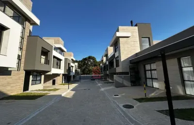 Casa em condomínio de luxo em santa felicidade, curitiba-pr: 3 quartos, 3 suítes, 4 banheiros, 2 vagas de garagem e 167,13 m² de área.