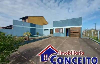 C1081 - ótima residência de esquina localizada no centro de imbé