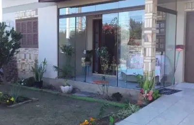 C774 - residência localizada em avenida principal de imbé