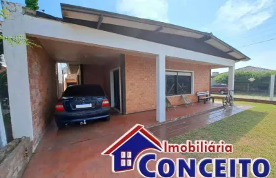 C832 - ótima residência de esquina localizada no balneário mariluz