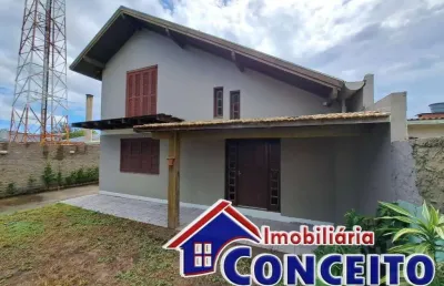 C851 - sobrado localizado a 250 metros do mar no balneário imara