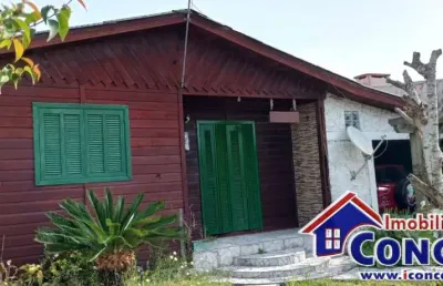 C854 - residência de madeira localizada em região de moradores em mariluz