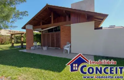 C176 - excelente residência composta de 03 dormitórios a 150 metros do mar