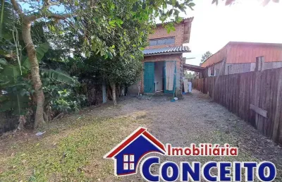 C295 - residência localizada em região de moradores em mariluz