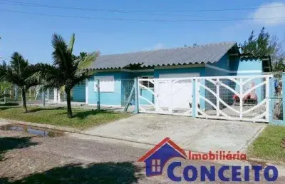 C323 - bela residência de esquina na praia em excelente região