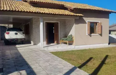 C16 - linda residência com 03 dormitórios localizada a 250 metros do mar