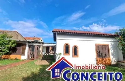 C62 - ótima residência composta de 03 dormitórios a 200 metros do mar