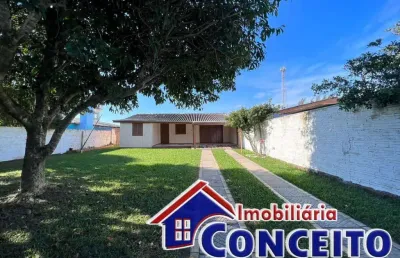 C173 - linda residência de madeira localizada no balneário albatroz