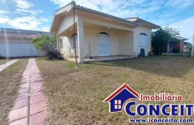 C181 - ótima residência localizada a 200 metros do mar em mariluz