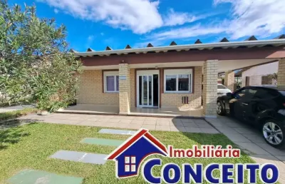 C82 - excelente residência localizada a poucos metros do mar em mariluz