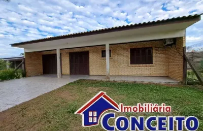 C197 - ótima residência composta de 03 dormitórios a 100 metros do mar