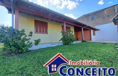 C633 - residência de madeira em excelente localização no balneário albatroz