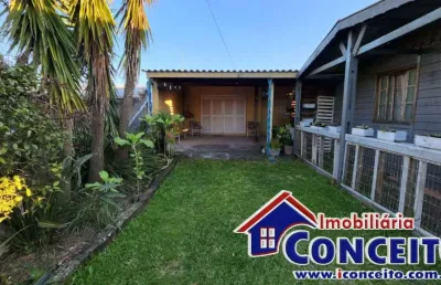 C661 - duas casas em excelente localização a 800 metros do mar