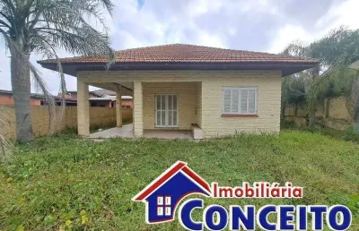 C1061 - residência composta de 04 dormitórios a 300 metros do mar