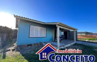 C733 - residência de madeira com 2 dormitórios no balneário albatroz