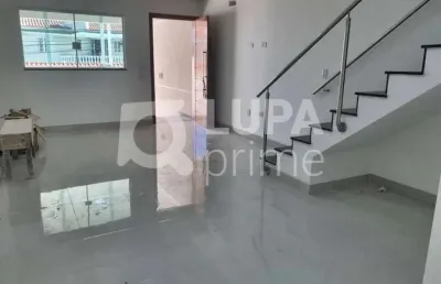 Sobrado com 3 quartos e 2 vagas para venda na vila medeiros