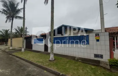 Casa térrea com 3 dormitórios sendo 1 suíte á venda no  itanhaém
