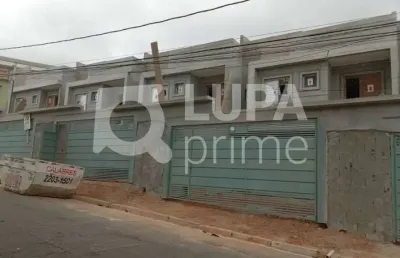 Sobrado com 2 dormitórios sendo suítes á venda na santa terezinha