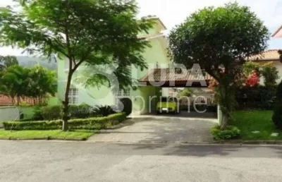 Casa à venda em condomínio fechado com 4 dormitórios na vila santos!