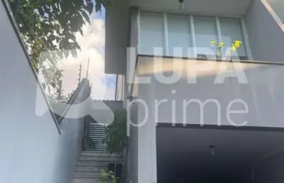Sobrado com 4 dormitórios sendo 3 suítes à venda na vila pedra branca