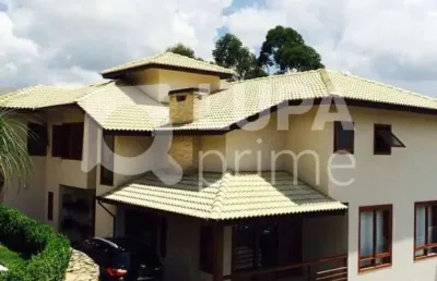 Casa espaçosa de alto padrão com 3 dormitórios e 5 banheiros na serra da cantareira