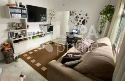 Casa térrea com 3 dormitórios sendo 1 suíte á venda na casa verde média!