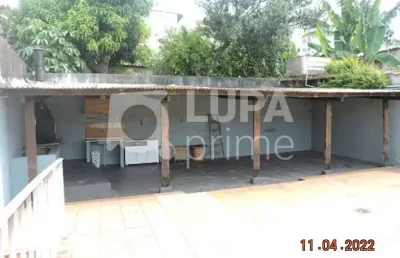 Casa assobradada com 3 dormitórios sendo 1 suíte à venda na vila dom pedro ii !
