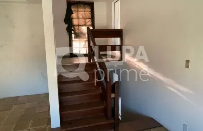 Sobrado comercial com 8 salas para locação na água fria!