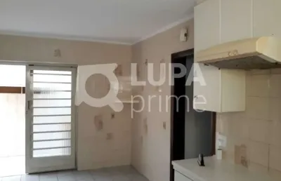 Casa térrea com 3 dormitórios, churrasqueira e 3 vagas de garagem á venda na vila gustavo