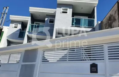 Sobrado espaçoso com 3 dormitórios (suítes) e 5 banheiros para venda na vila constança