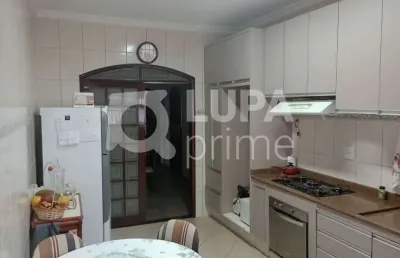 Casa térrea com 3 quartos sendo 1 suíte, piscina e 8 vagas de garagem à venda na vila maria alta!