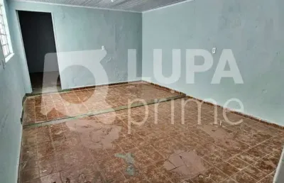 Casa térrea com 4 quartos e 1 vaga de garagem para locação na vila maria