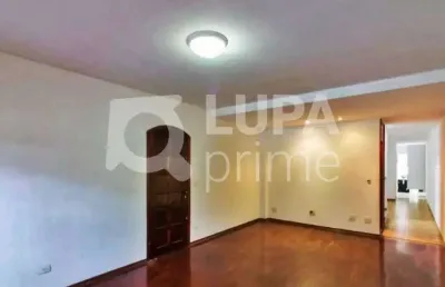 Casa com 3 quartos e 2 vagas de garagem para locação no imirim