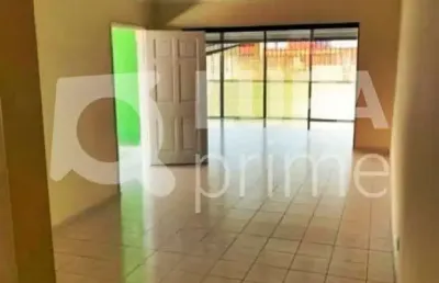 Casa com 3 quartos e 2 vagas de garagem à venda na cachoeirinha