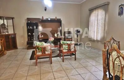 Casa com 3 quartos e 2 vagas de garagem para locação no jardim guança