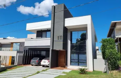 Casa em condomínio, 4 quartos com espaço gourmet e piscina.