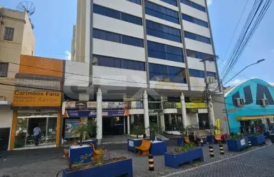 Apartamento à venda no centro, 2 quartos sendo 1 suíte com armário.