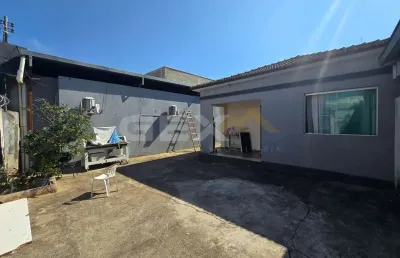 Casa de 2 quartos, com lote 20x20 e um galpão à venda no bom pastor.