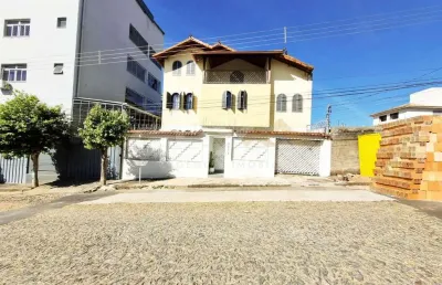 Casa de 3 pavimentos à venda no são judas, 5 quartos sendo 1 suíte.