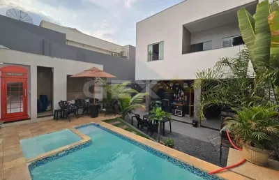 Casa à venda no centro, 4 quartos sendo 2 suítes e área gourmet com piscina.