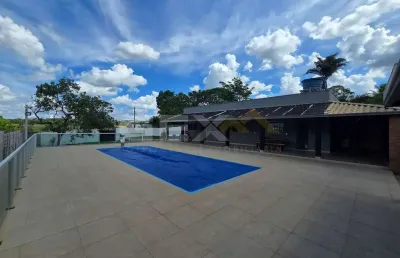 Chácara à venda com espaço gourmet completo, piscina e sauna, localizada em chác