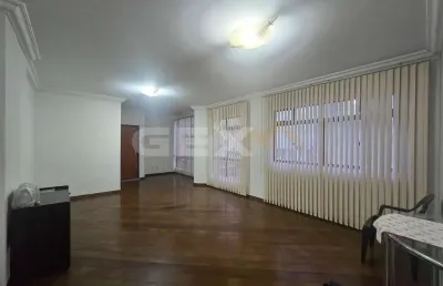 Apartamento clássico à venda no centro, 3 quartos sendo 1 suíte com sacada.