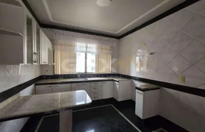 Apartamento clássico à venda no centro, 3 quartos sendo 1 suíte com sacada.