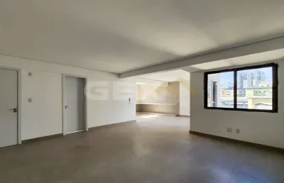 Apartamento à venda no centro, 3 quartos sendo 1 suíte e 2 semi-suíte.