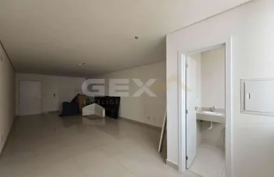 Sala comercial à venda no centro, com portaria 24h.
