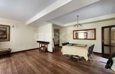 Casa à venda de 3 pavimentos no centro, 4 quartos, 2 suítes e 2 escritórios inde