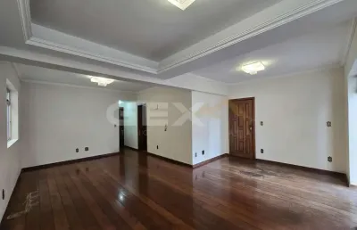Cobertura triplex à venda no centro, 5 quartos, 2 suítes e 2 vagas.